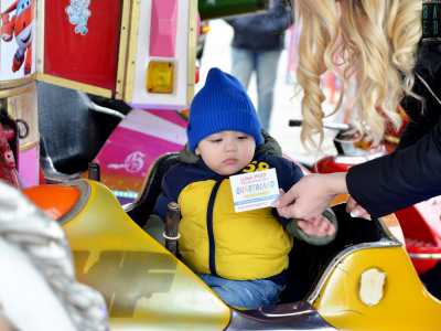 Mentre chiacchieriamo veniamo interrotti da una mamma che chiede al giostraio un giro per il suo piccolo Domenico. Il bimbo di appena 1 anno, aiutato dal pap�, sale quindi sull�aeroplanino, stringendo tra le mani il bigliettino del �Quartaland�, nome di fantasia dato dai giostrai alle proprie attrazioni